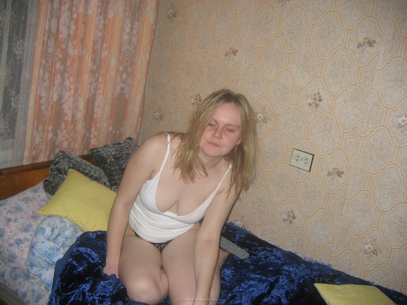 Выпившая блондинка с голыми титьками 8 фотография Выпившая блондинка с голыми титьками 8 фотография