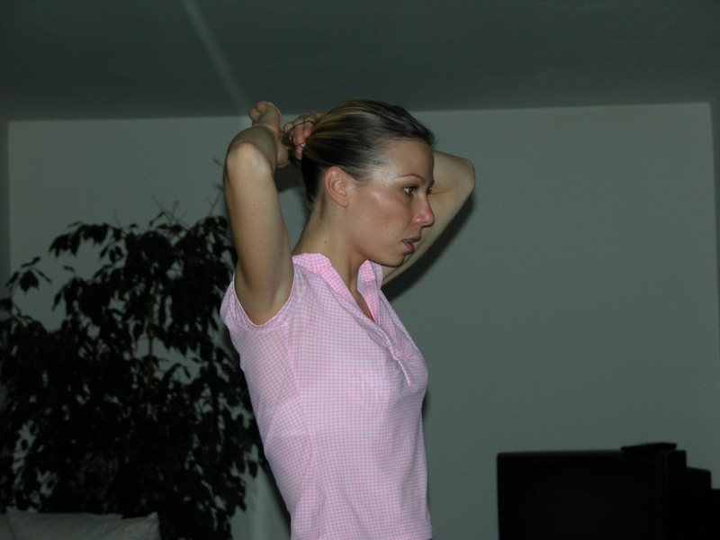 Опытная мамаша мастурбирует лежа на диване 1 фотография Опытная мамаша мастурбирует лежа на диване 1 фотография