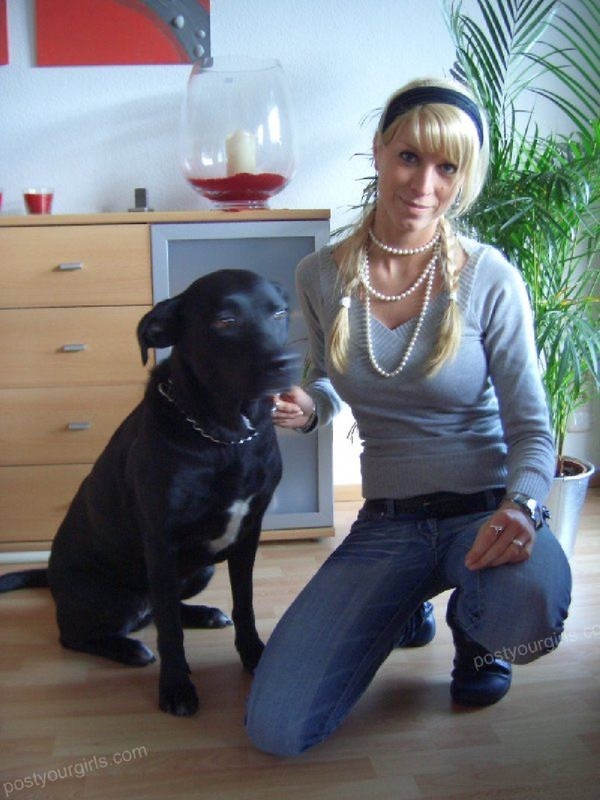 Длинноногая блондинка оголила сиськи для почтальона 5 фотография Длинноногая блондинка оголила сиськи для почтальона 5 фотография