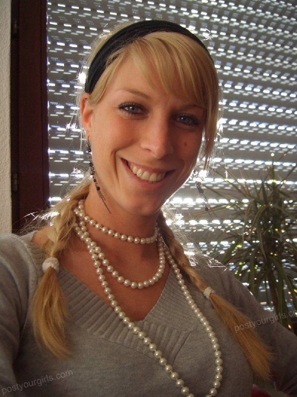 Длинноногая блондинка оголила сиськи для почтальона 2 фотография Длинноногая блондинка оголила сиськи для почтальона 2 фотография