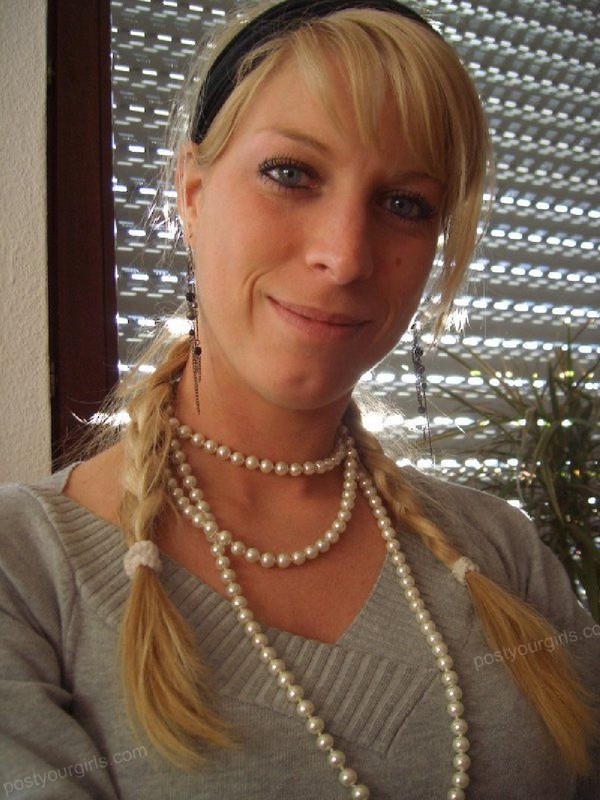 Длинноногая блондинка оголила сиськи для почтальона 1 фотография Длинноногая блондинка оголила сиськи для почтальона 1 фотография