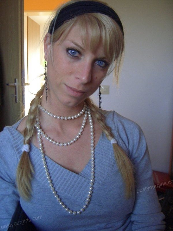 Длинноногая блондинка оголила сиськи для почтальона 4 фотография Длинноногая блондинка оголила сиськи для почтальона 4 фотография