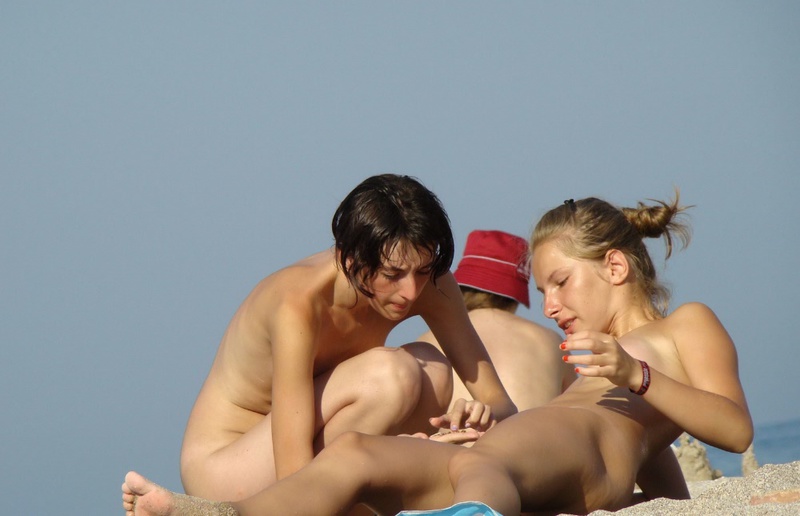 Три оголенные бестии прогуливаются по городу 5 фотография Три оголенные бестии прогуливаются по городу 5 фотография