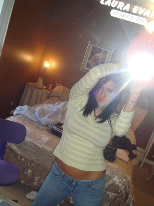 Сучка в нижнем белье любуется собой перед зеркалом 8 фотография Сучка в нижнем белье любуется собой перед зеркалом 8 фотография