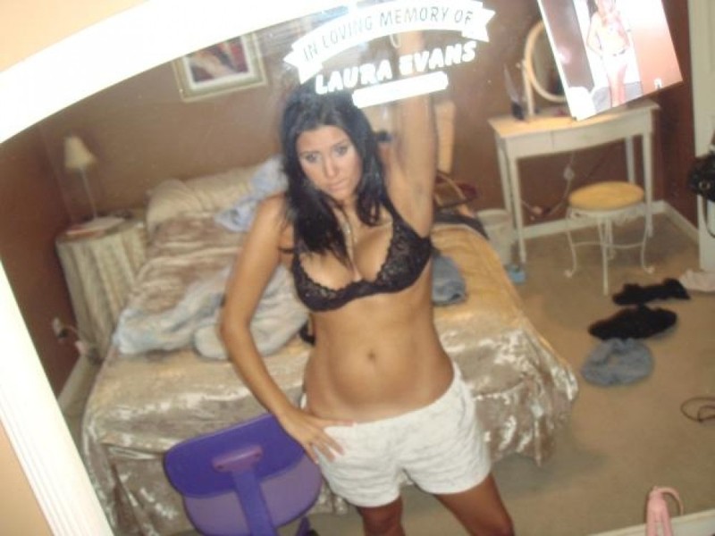 Сучка в нижнем белье любуется собой перед зеркалом 4 фотография Сучка в нижнем белье любуется собой перед зеркалом 4 фотография