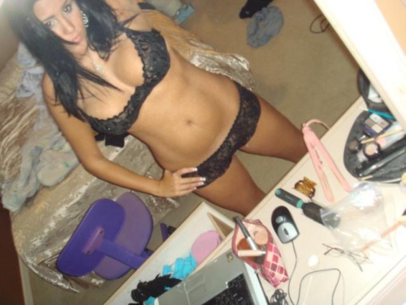 Сучка в нижнем белье любуется собой перед зеркалом 9 фотография Сучка в нижнем белье любуется собой перед зеркалом 9 фотография