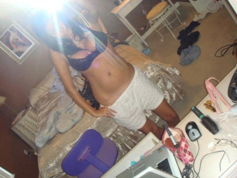 Сучка в нижнем белье любуется собой перед зеркалом 17 фотография Сучка в нижнем белье любуется собой перед зеркалом 17 фотография