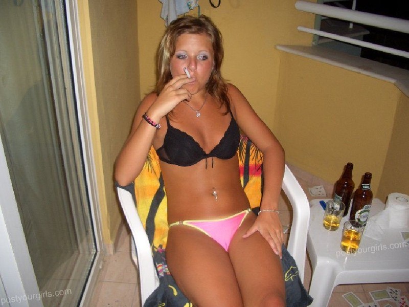 Загорелая девица в черных трусиках светит голыми сиськами на пляже 6 фотография Загорелая девица в черных трусиках светит голыми сиськами на пляже 6 фотография