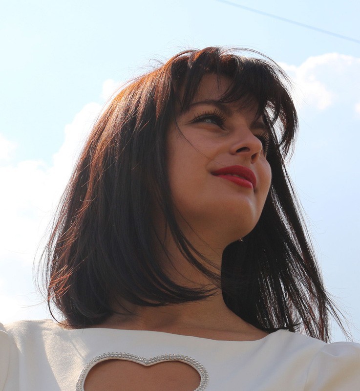 Брюнетка светит на пруду маленькими сиськами перед бойфрендом 1 фотография Брюнетка светит на пруду маленькими сиськами перед бойфрендом 1 фотография