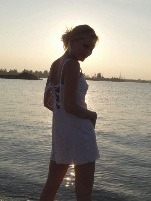 Белокурая барышня разделась возле водоема 1 фотография Белокурая барышня разделась возле водоема 1 фотография