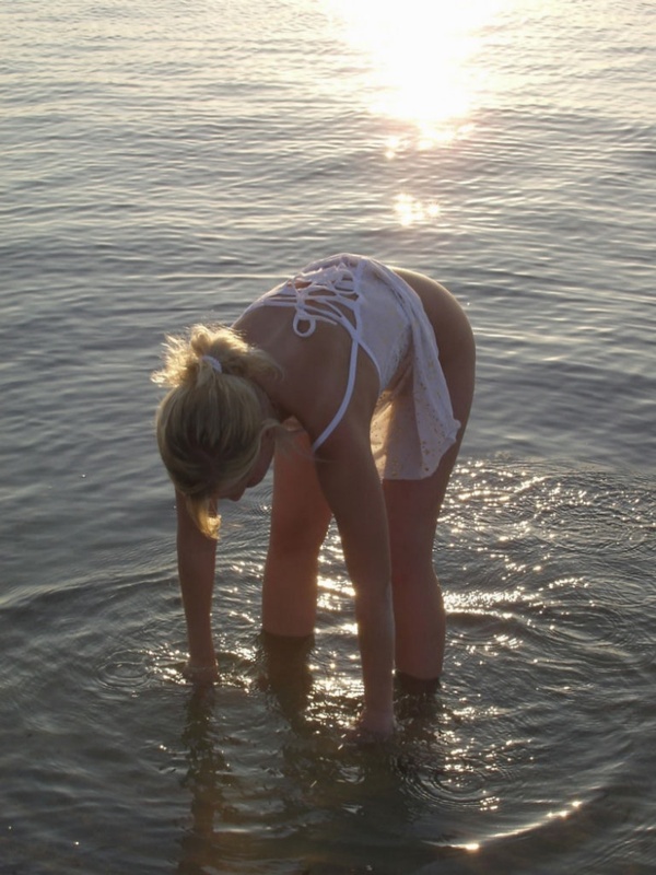 Белокурая барышня разделась возле водоема 2 фотография Белокурая барышня разделась возле водоема 2 фотография