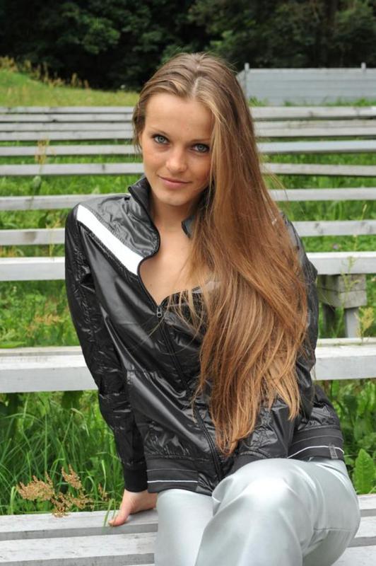 Худенькая соблазнительница блещет половыми губками на природе 1 фотография Худенькая соблазнительница блещет половыми губками на природе 1 фотография