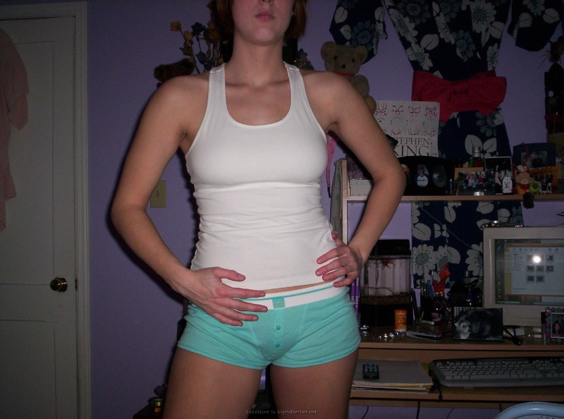 Очкастая студентка показала титьки и пилотку 11 фотография