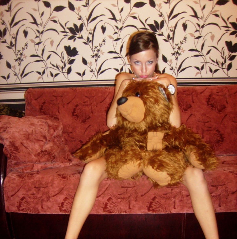 Стройная леди прикрывает буфера плюшевым медведем 12 фотография Стройная леди прикрывает буфера плюшевым медведем 12 фотография