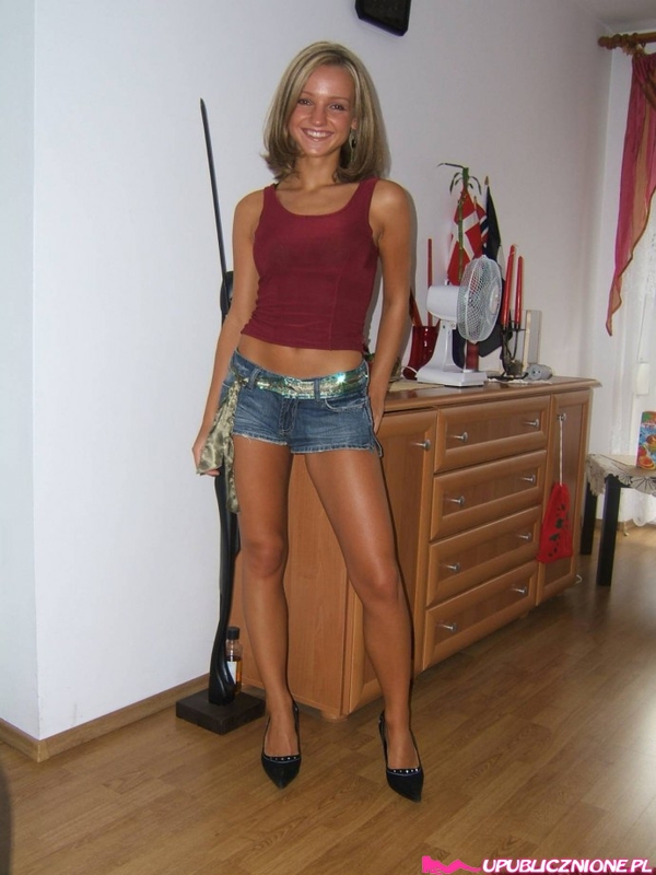 Студентка с загорелым телом показала маленькие сиськи и упругую задницу на полу 9 фотография Студентка с загорелым телом показала маленькие сиськи и упругую задницу на полу 9 фотография