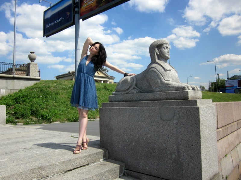 Голая брюнетка прогуливается по набережной 1 фотография Голая брюнетка прогуливается по набережной 1 фотография