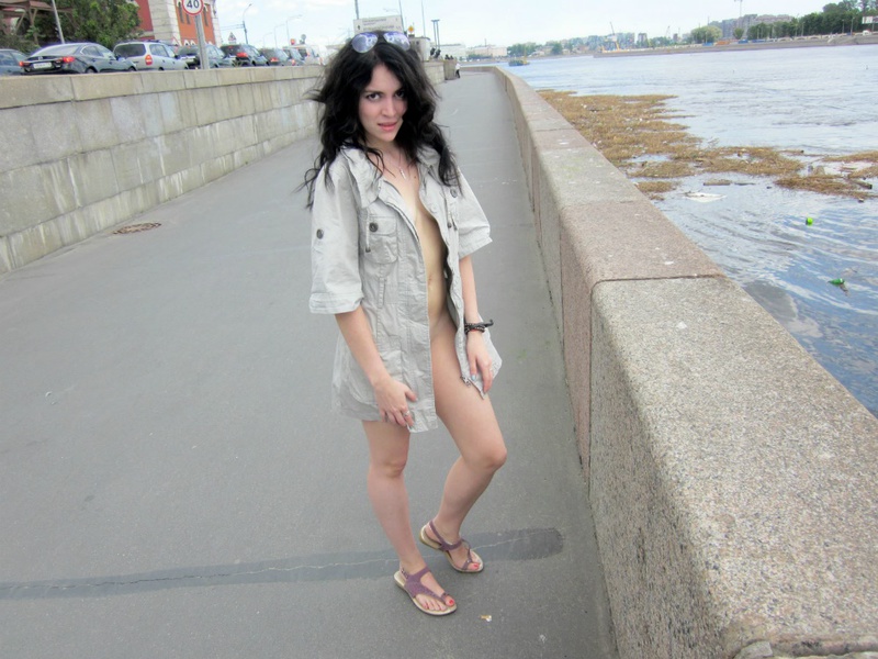 Голая брюнетка прогуливается по набережной 8 фотография Голая брюнетка прогуливается по набережной 8 фотография