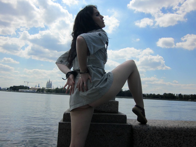 Голая брюнетка прогуливается по набережной 7 фотография Голая брюнетка прогуливается по набережной 7 фотография