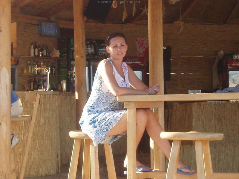 Худенькая девушка красуется своими большими сиьсками 3 фотография Худенькая девушка красуется своими большими сиьсками 3 фотография