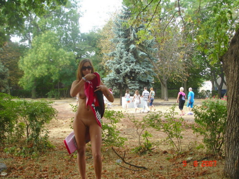 Рыжеволосая искусительница прошлась голышом по городу 2 фотография Рыжеволосая искусительница прошлась голышом по городу 2 фотография