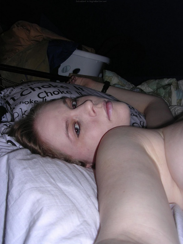 Симпатичная девушка устроила ночное селфи 13 фотография Симпатичная девушка устроила ночное селфи 13 фотография