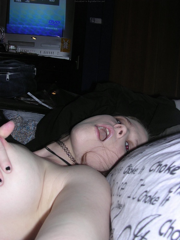 Симпатичная девушка устроила ночное селфи 22 фотография Симпатичная девушка устроила ночное селфи 22 фотография