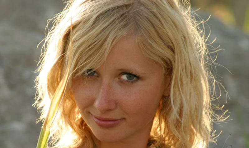 Хрупкая блондинка нагишом прогуливается по лесу 1 фотография Хрупкая блондинка нагишом прогуливается по лесу 1 фотография