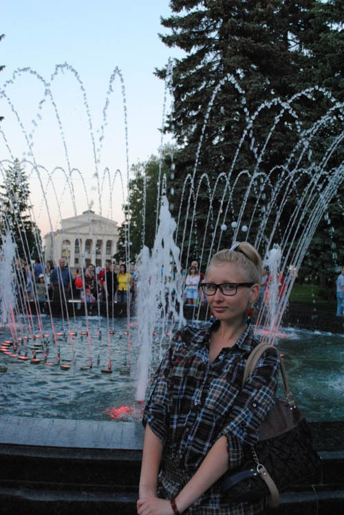 Хрупкая блондинка нагишом прогуливается по лесу 8 фотография Хрупкая блондинка нагишом прогуливается по лесу 8 фотография