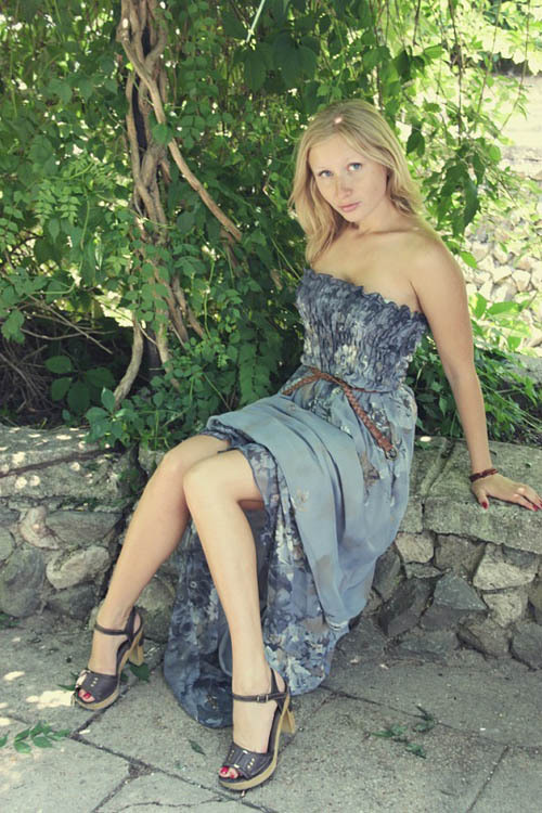 Хрупкая блондинка нагишом прогуливается по лесу 9 фотография Хрупкая блондинка нагишом прогуливается по лесу 9 фотография