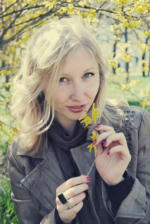 Хрупкая блондинка нагишом прогуливается по лесу 7 фотография Хрупкая блондинка нагишом прогуливается по лесу 7 фотография