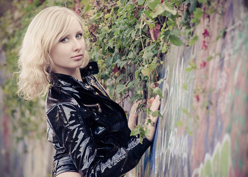 Хрупкая блондинка нагишом прогуливается по лесу 2 фотография Хрупкая блондинка нагишом прогуливается по лесу 2 фотография