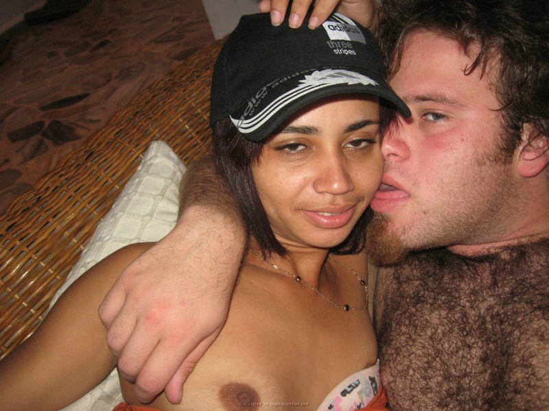 Волосатый любовник лапает прелести темнокожей давалки 5 фотография Волосатый любовник лапает прелести темнокожей давалки 5 фотография