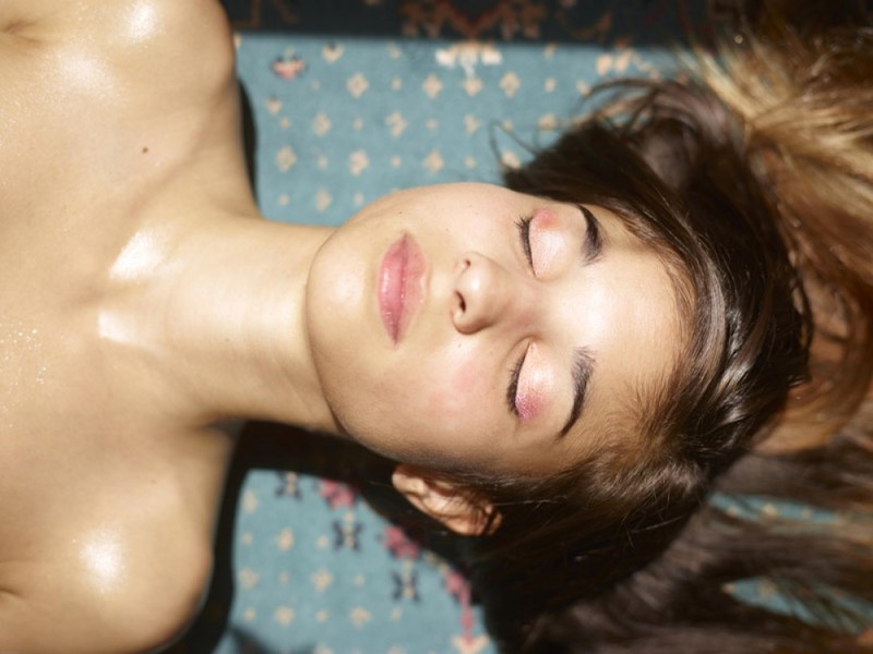 Изысканная стройняшка греет небольшой бюст 4 фотография Изысканная стройняшка греет небольшой бюст 4 фотография