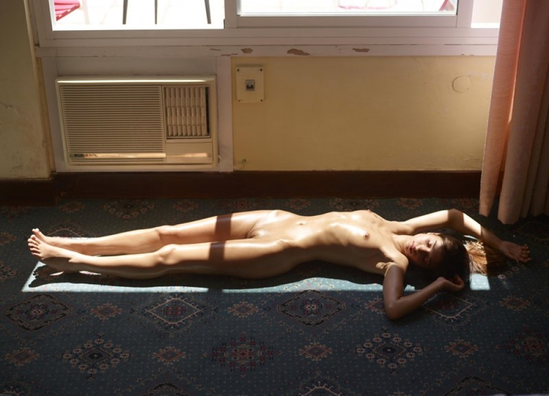 Изысканная стройняшка греет небольшой бюст 26 фотография Изысканная стройняшка греет небольшой бюст 26 фотография