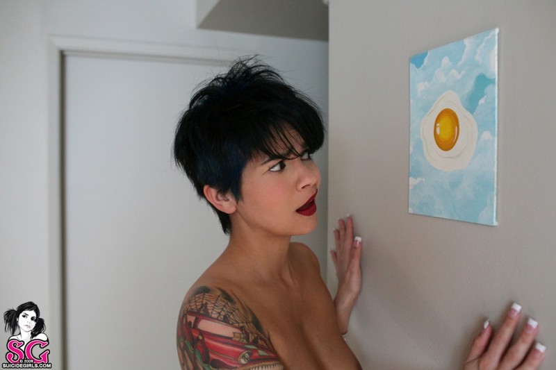 Резвая повариха позирует нагая на диване 20 фотография Резвая повариха позирует нагая на диване 20 фотография