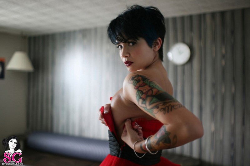 Резвая повариха позирует нагая на диване 5 фотография Резвая повариха позирует нагая на диване 5 фотография