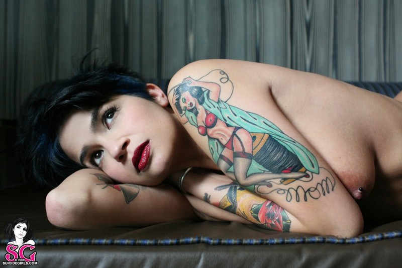 Резвая повариха позирует нагая на диване 28 фотография Резвая повариха позирует нагая на диване 28 фотография