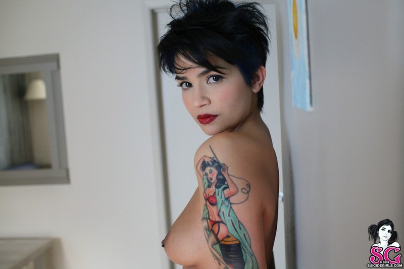 Резвая повариха позирует нагая на диване 21 фотография Резвая повариха позирует нагая на диване 21 фотография