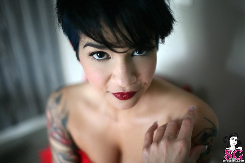 Резвая повариха позирует нагая на диване 1 фотография Резвая повариха позирует нагая на диване 1 фотография