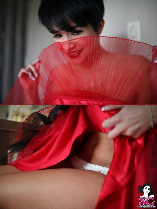 Резвая повариха позирует нагая на диване 2 фотография Резвая повариха позирует нагая на диване 2 фотография