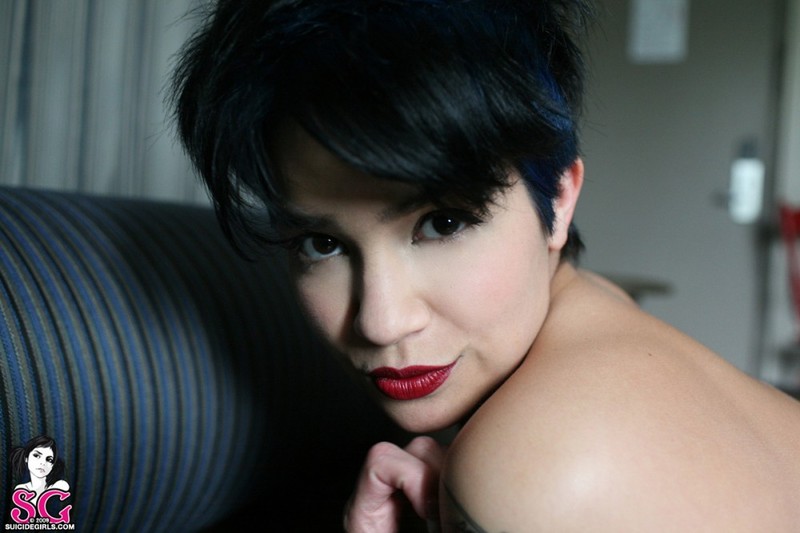 Резвая повариха позирует нагая на диване 33 фотография Резвая повариха позирует нагая на диване 33 фотография