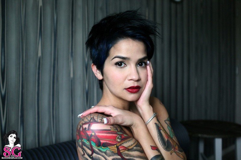 Резвая повариха позирует нагая на диване 38 фотография Резвая повариха позирует нагая на диване 38 фотография