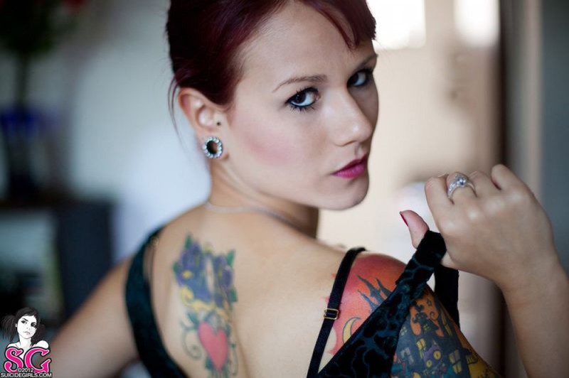Неформалка с цветными тату показала аппетитную щелку 10 фотография Неформалка с цветными тату показала аппетитную щелку 10 фотография