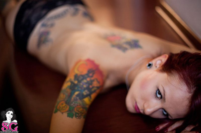 Неформалка с цветными тату показала аппетитную щелку 14 фотография Неформалка с цветными тату показала аппетитную щелку 14 фотография