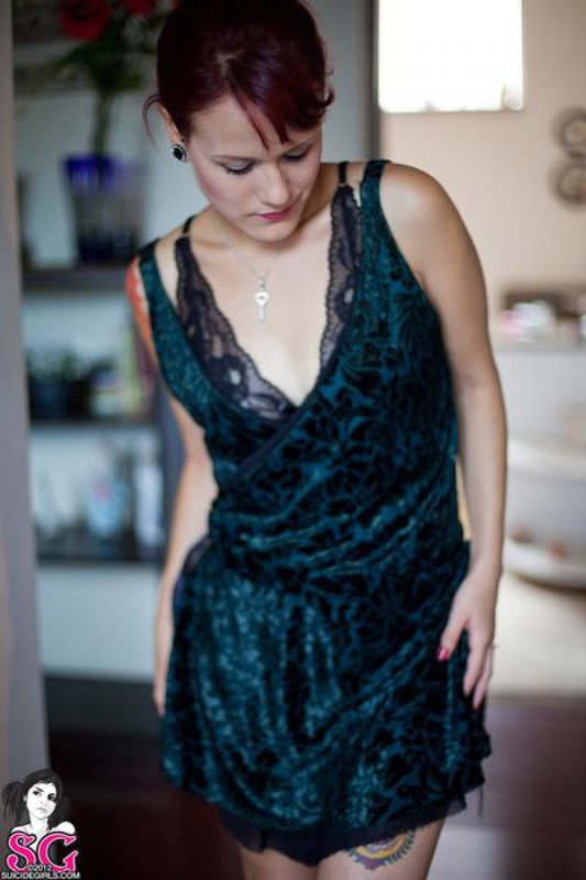 Неформалка с цветными тату показала аппетитную щелку 15 фотография Неформалка с цветными тату показала аппетитную щелку 15 фотография