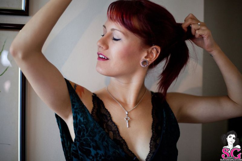 Неформалка с цветными тату показала аппетитную щелку 24 фотография Неформалка с цветными тату показала аппетитную щелку 24 фотография