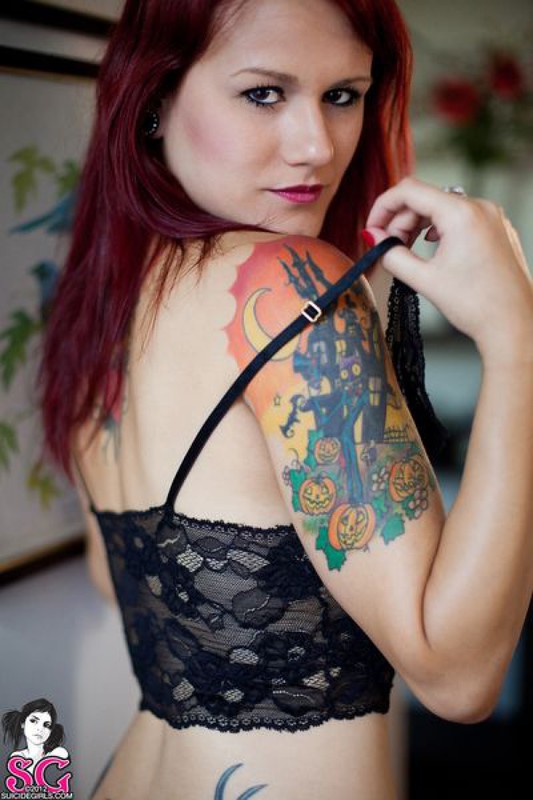 Неформалка с цветными тату показала аппетитную щелку 28 фотография Неформалка с цветными тату показала аппетитную щелку 28 фотография