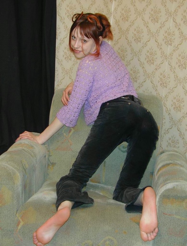 Рыжая стройняшка показывает волосатую пилотку 1 фотография Рыжая стройняшка показывает волосатую пилотку 1 фотография