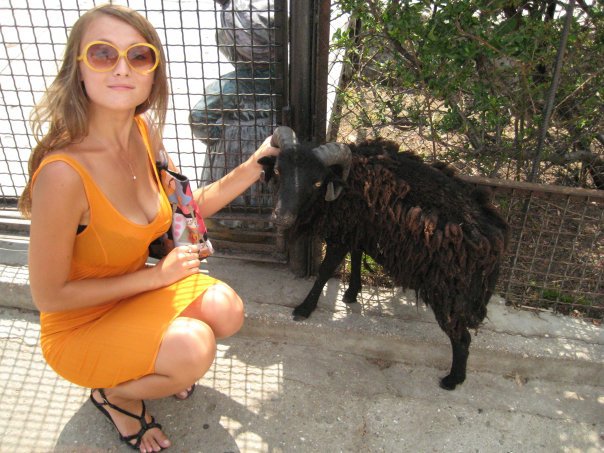 Сексуальная модель позирует на диком пляже 5 фотография Сексуальная модель позирует на диком пляже 5 фотография