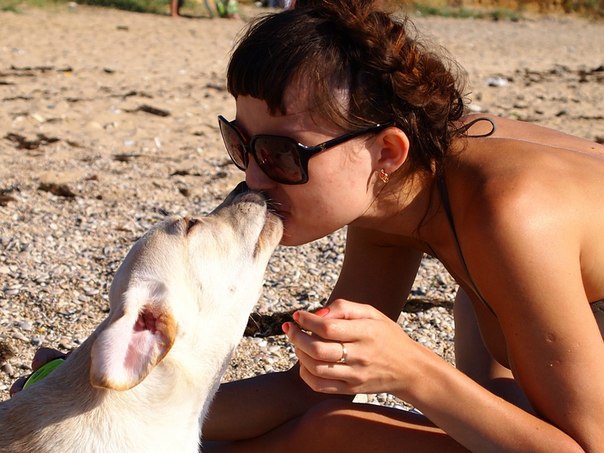 Сексуальная модель позирует на диком пляже 2 фотография Сексуальная модель позирует на диком пляже 2 фотография